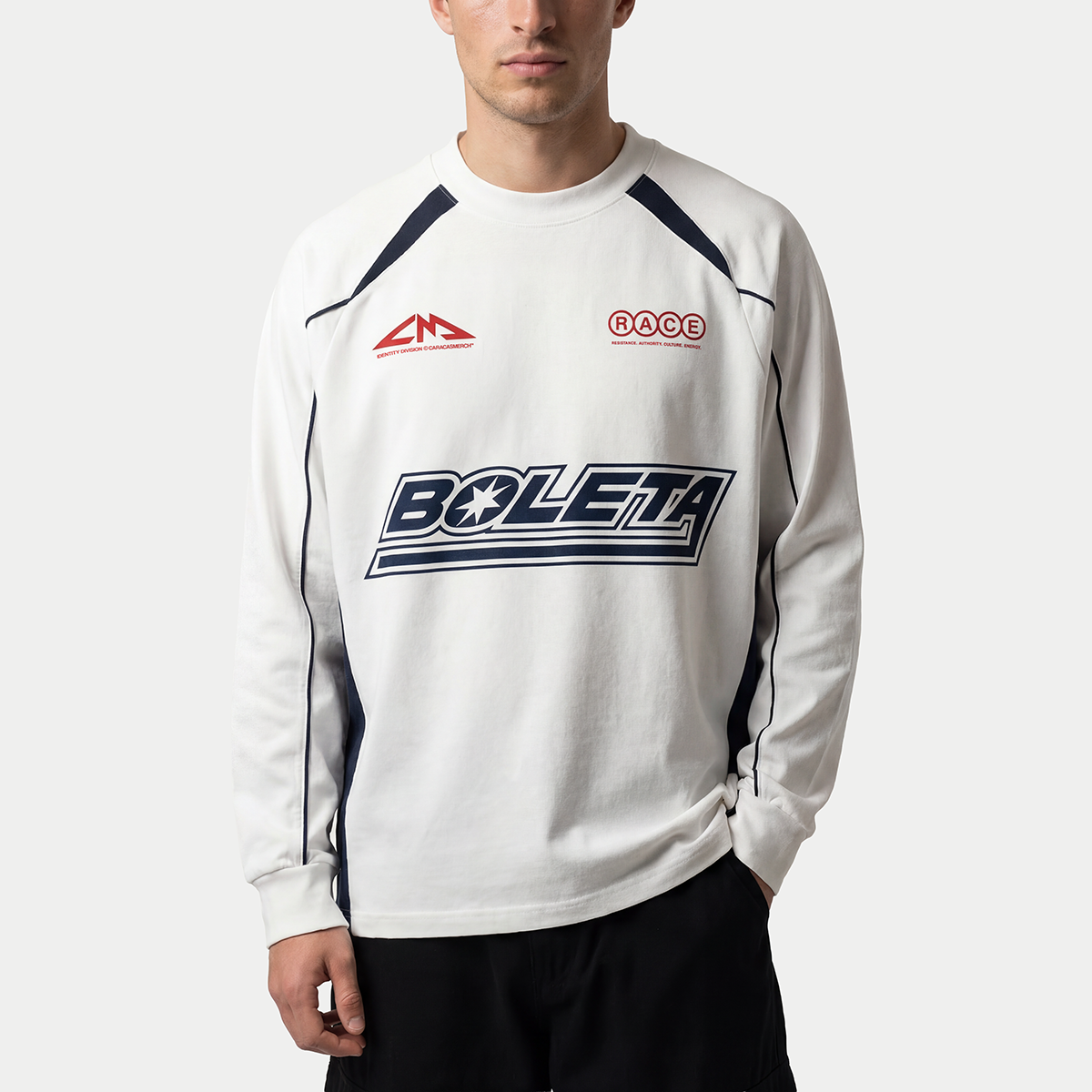 Modelo llevando la camiseta de manga larga blanca «Boleta Shirt» de Caracas Merch
